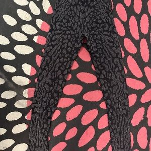New RVN Black & Metallic Silver Leopard Knit Leggings Size Small